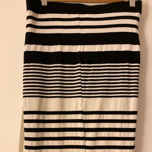 Knit cream and black stretch knee length skirt - Picture 2 of 5